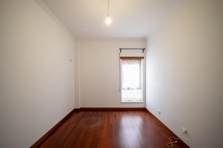 Apartamento T3 para Arrendamento em Santo Antonio dos Olivais Foto 31