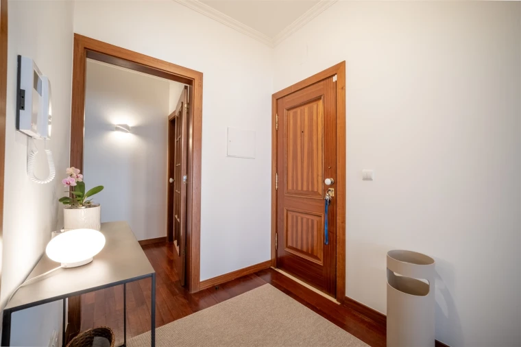 Apartamento T3 para Arrendamento em Santo Antonio dos Olivais Foto 2