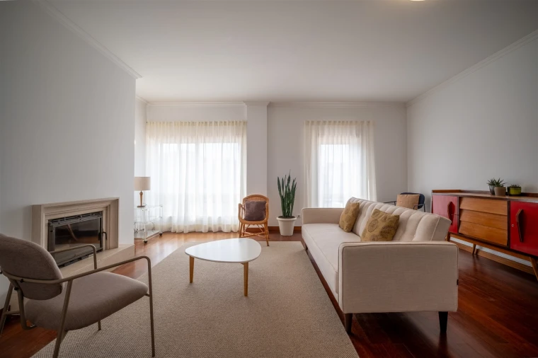 Apartamento T3 para Arrendamento em Santo Antonio dos Olivais Foto 5