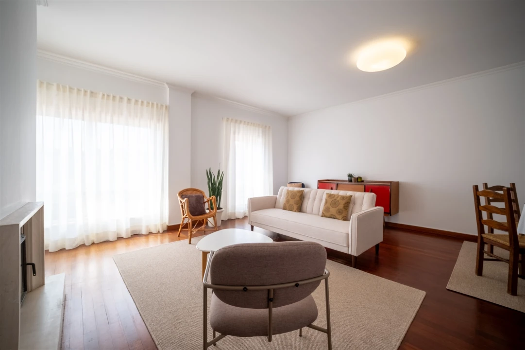 Apartamento T3 para Arrendamento em Santo Antonio dos Olivais Foto 1