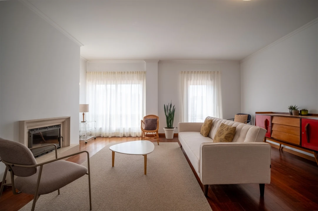 Apartamento T3 para Arrendamento em Santo Antonio dos Olivais Foto 5
