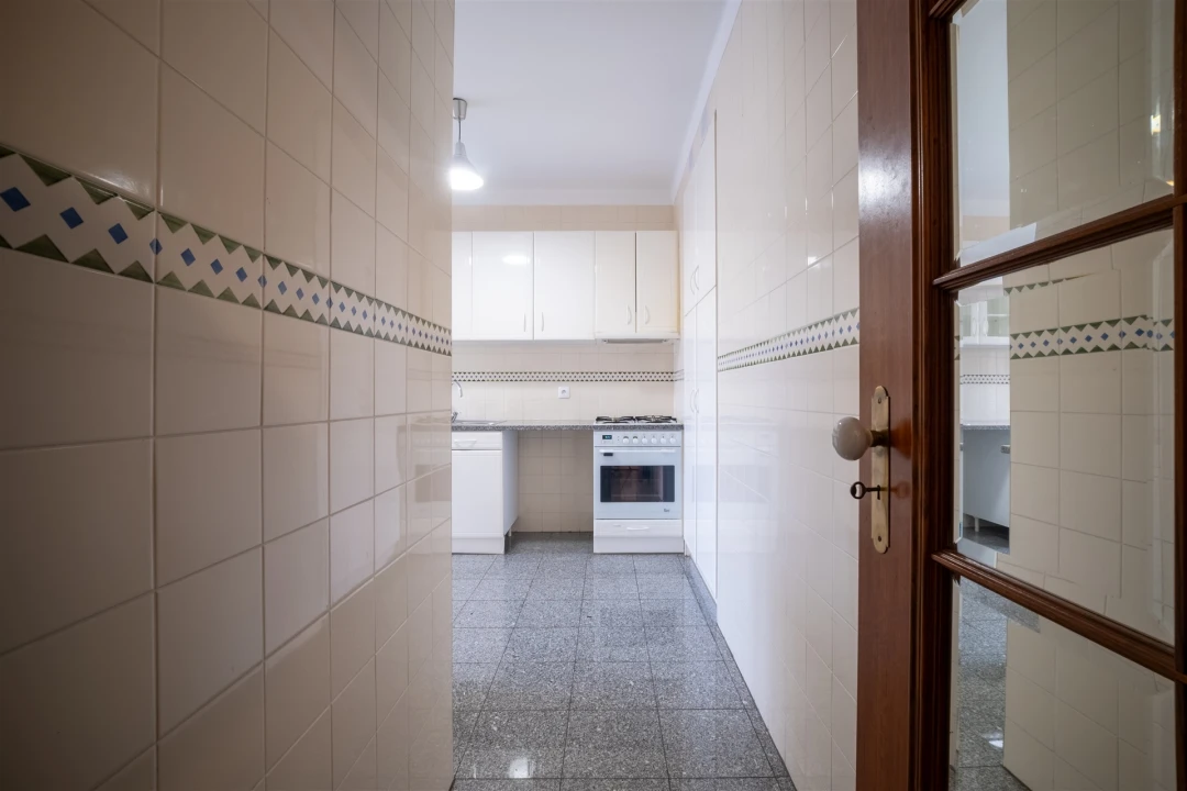Apartamento T3 para Arrendamento em Santo Antonio dos Olivais Foto 15