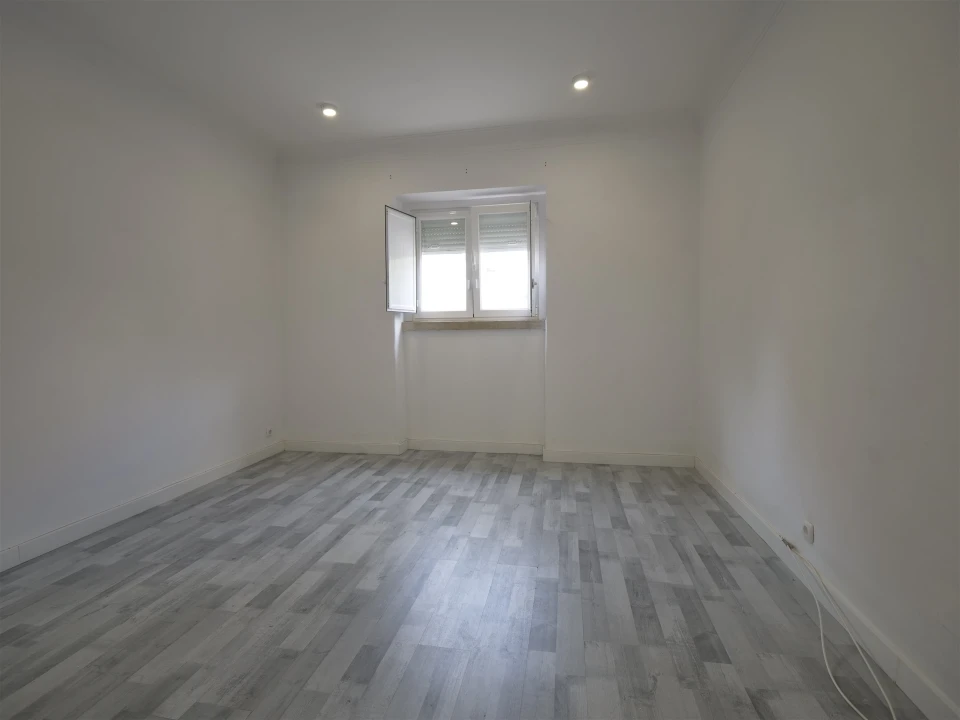 Apartamento T1 para Arrendamento em Alvalade Foto 9