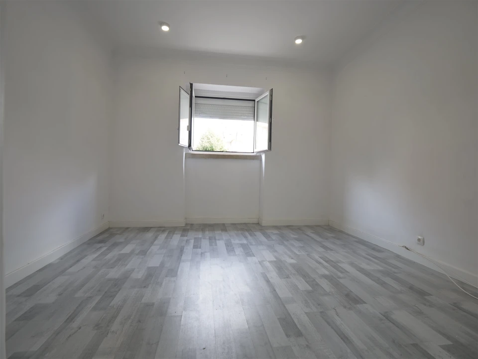 Apartamento T1 para Arrendamento em Alvalade Foto 17