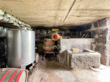 Moradia T2 para Venda em Sobrado e Bairros
