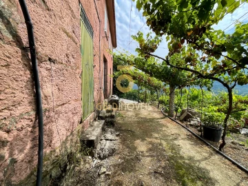 Moradia T2 para Venda em Sobrado e Bairros