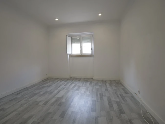 Apartamento T1 para Arrendamento em Alvalade Foto 9