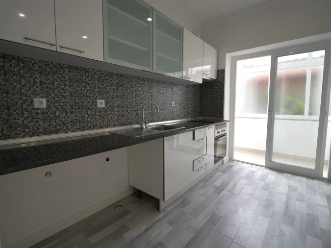 Apartamento T1 para Arrendamento em Alvalade Foto 3