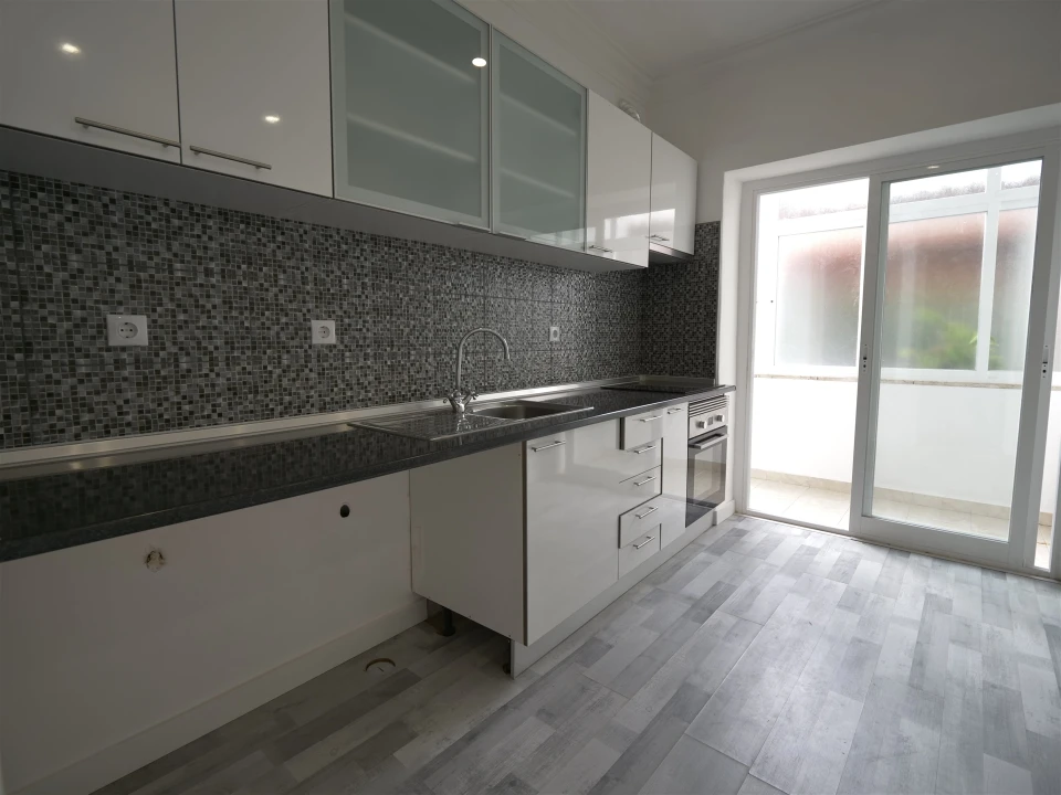 Apartamento T1 para Arrendamento em Alvalade Foto 3