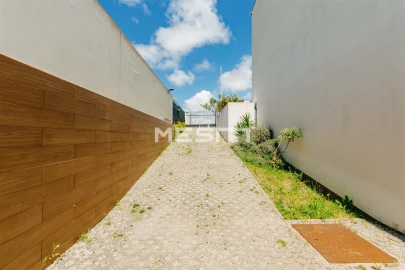 Moradia T4 para Arrendamento em Venteira