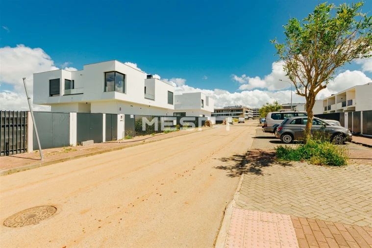 Moradia T4 para Arrendamento em Venteira Foto 56