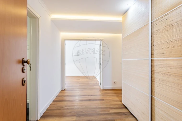 Apartamento T2 para Venda em Alvalade Foto 2