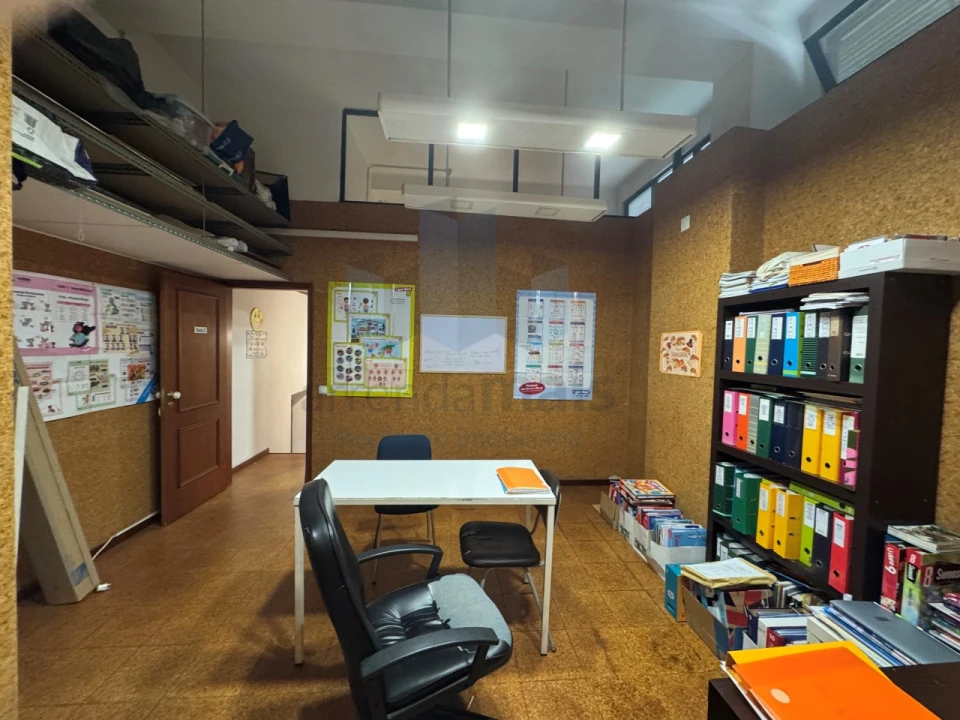 Escritório para Arrendamento em Santo Antonio dos Olivais Foto 9