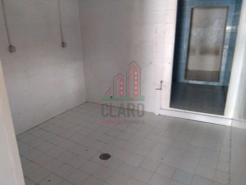 Loja para Arrendamento em Santo Antonio dos Olivais Foto 3