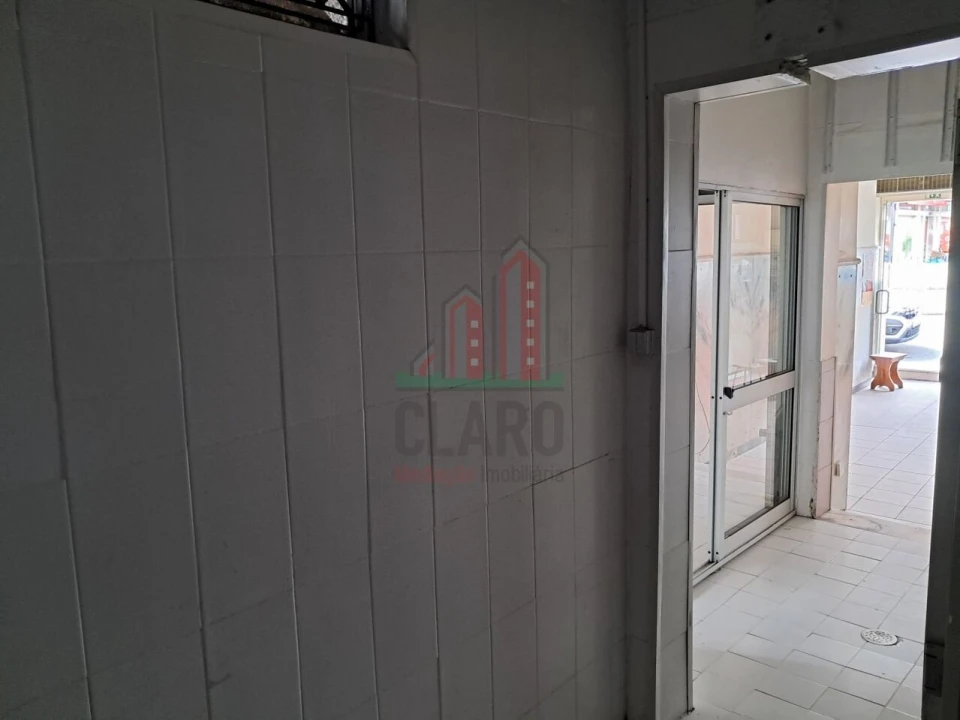 Loja para Arrendamento em Santo Antonio dos Olivais Foto 13