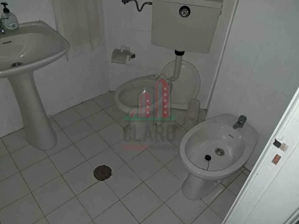 Loja para Arrendamento em Santo Antonio dos Olivais Foto 15