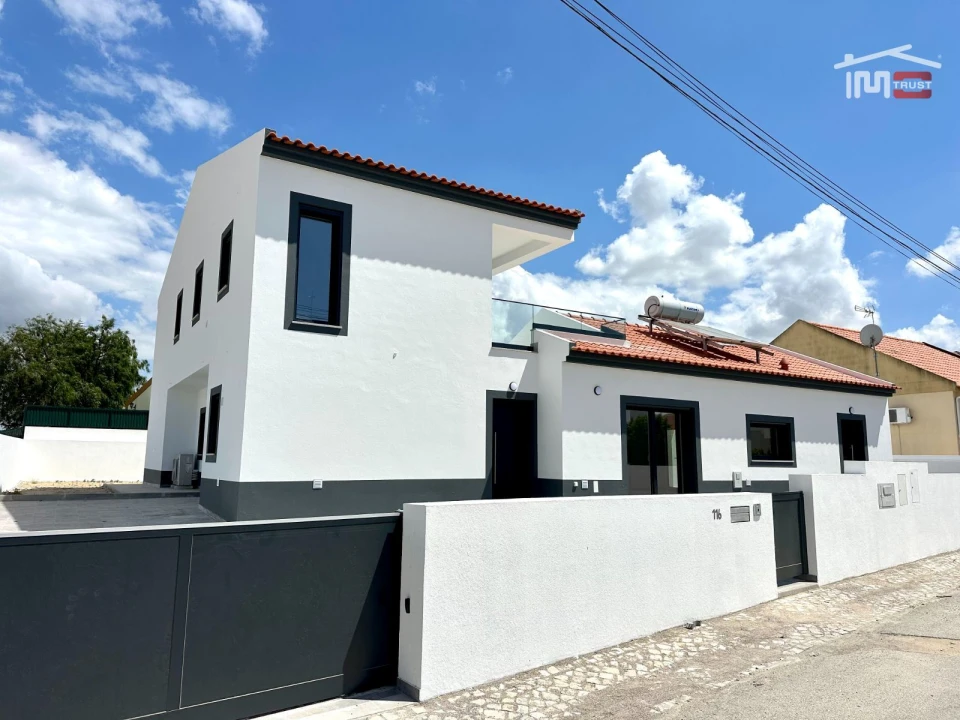 Moradia T5 para Venda em Atalaia e Alto Estanqueiro-Jardia Foto 1