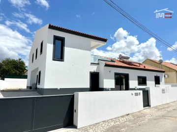 Moradia T5 para Venda em Atalaia e Alto Estanqueiro-Jardia