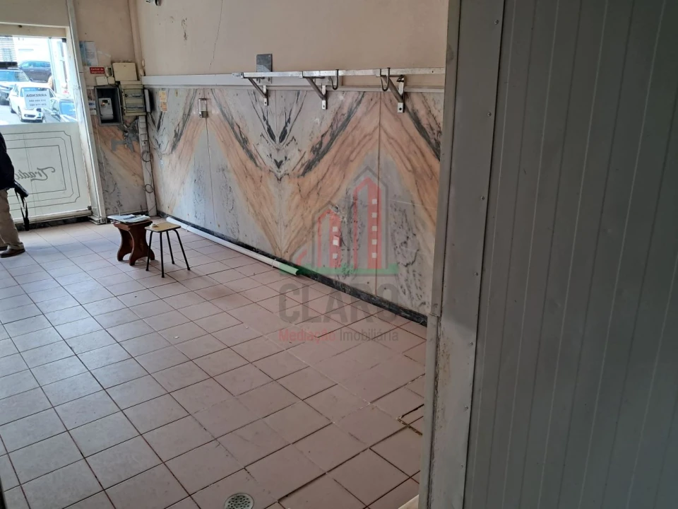 Loja para Arrendamento em Santo Antonio dos Olivais Foto 16