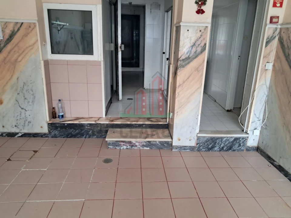 Loja para Arrendamento em Santo Antonio dos Olivais Foto 11