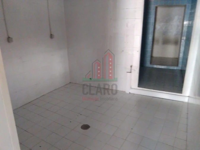 Loja para Arrendamento em Santo Antonio dos Olivais Foto 3