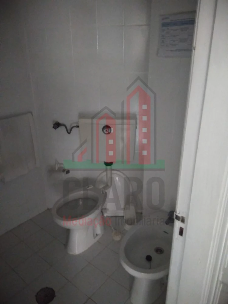 Loja para Arrendamento em Santo Antonio dos Olivais Foto 9