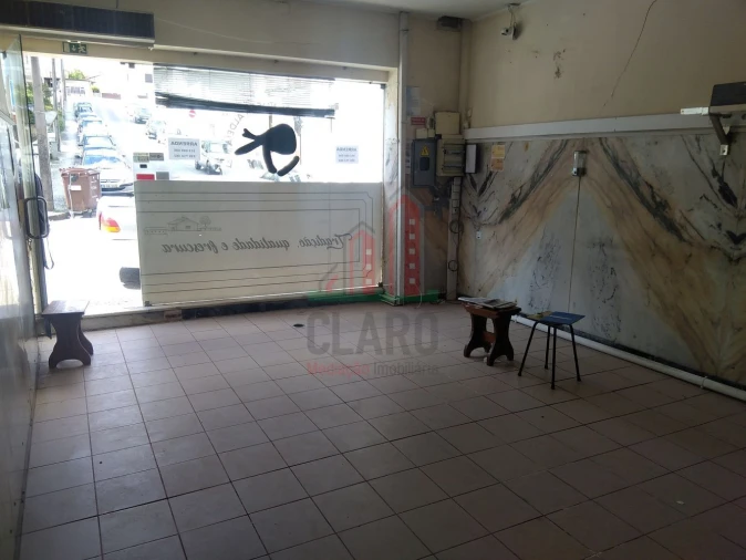 Loja para Arrendamento em Santo Antonio dos Olivais Foto 2