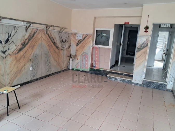 Loja para Arrendamento em Santo Antonio dos Olivais Foto 10