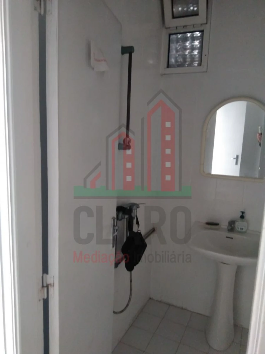 Loja para Arrendamento em Santo Antonio dos Olivais Foto 8
