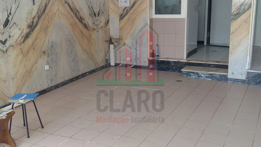 Loja para Arrendamento em Santo Antonio dos Olivais