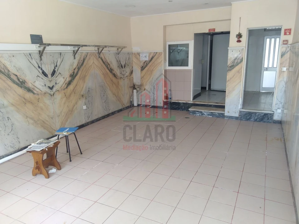 Loja para Arrendamento em Santo Antonio dos Olivais Foto 1