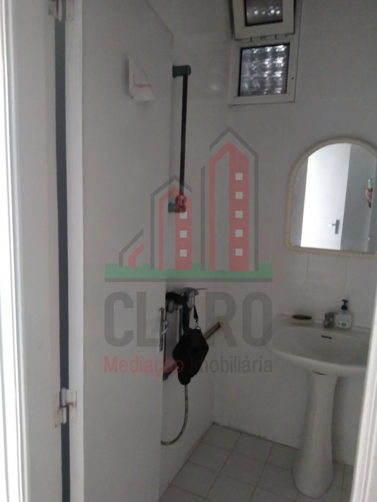 Loja para Arrendamento em Santo Antonio dos Olivais Foto 8