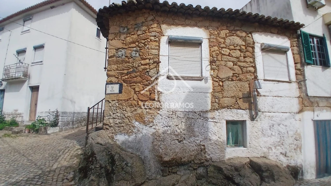 Moradia T2 para Venda em São Miguel de Acha Foto 2