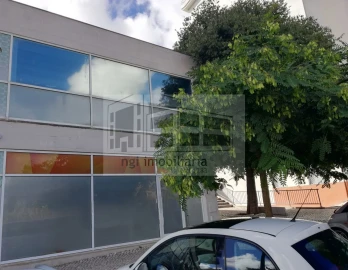 Loja para Arrendamento em Santa Clara