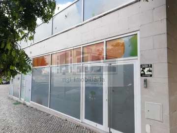 Loja para Arrendamento em Santa Clara