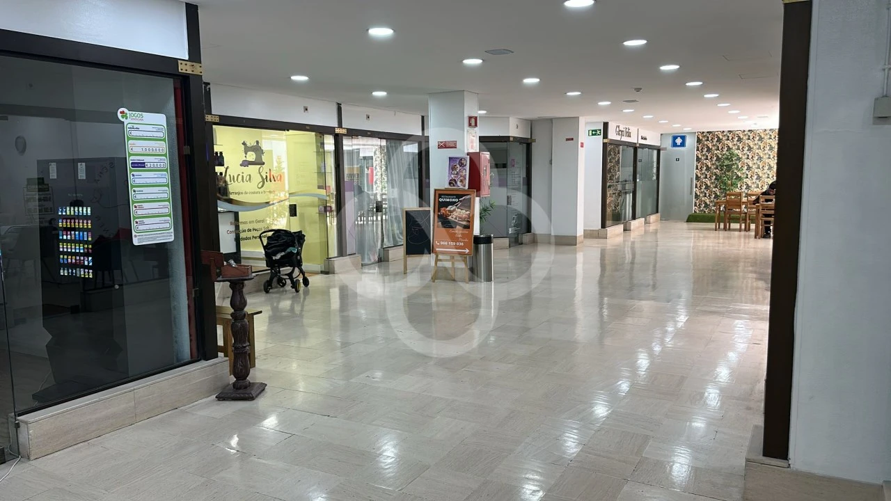 Loja para Arrendamento em Benfica Foto 1