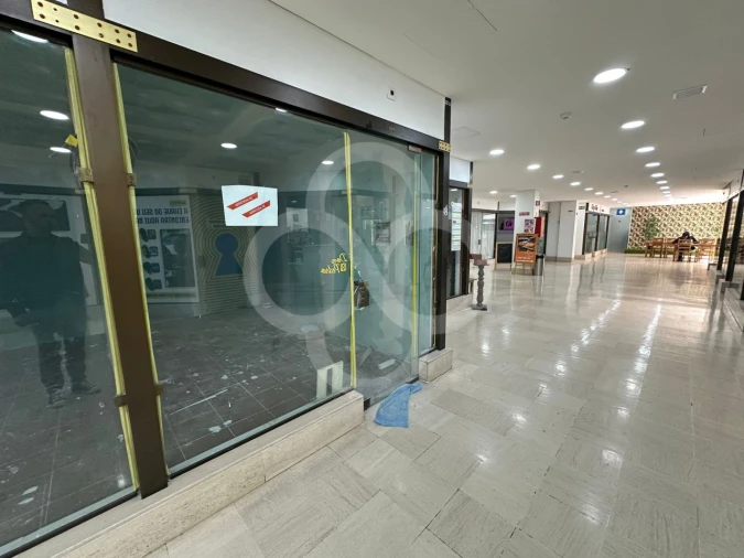 Loja para Arrendamento em Benfica Foto 4