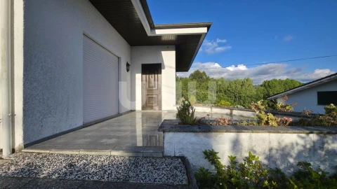 Moradia T4 para Venda em O. Azeméis, Riba-Ul, Ul, Macinhata Seixa, Madail