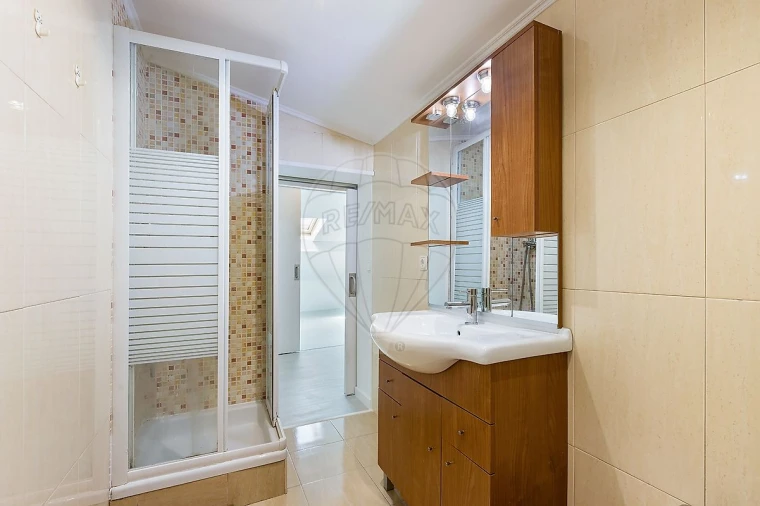 Apartamento T2 para Venda em Santo António Foto 14