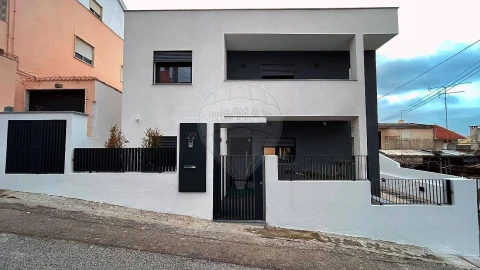 Moradia T5 para Venda em Ramada e Caneças