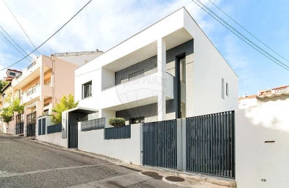 Moradia T5 para Venda em Ramada e Caneças