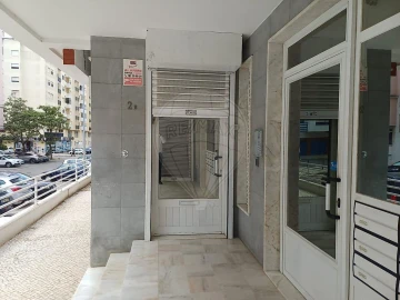 Loja para Venda em Sacavém e Prior Velho