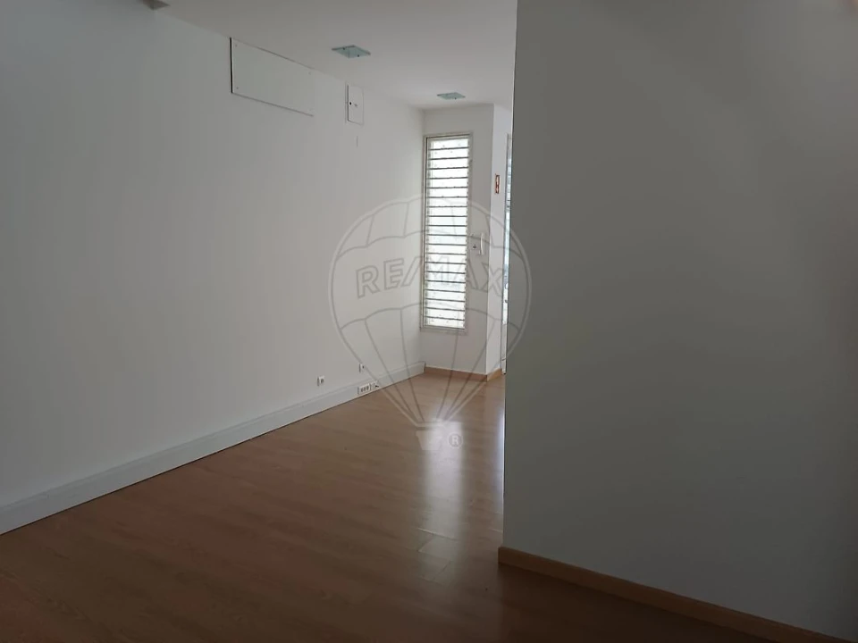 Loja para Venda em Sacavém e Prior Velho Foto 3