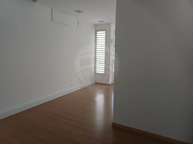 Loja para Venda em Sacavém e Prior Velho Foto 3