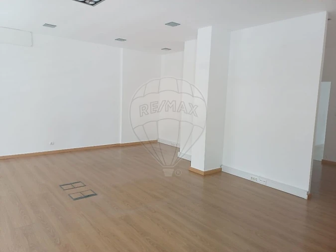 Loja para Venda em Sacavém e Prior Velho Foto 2