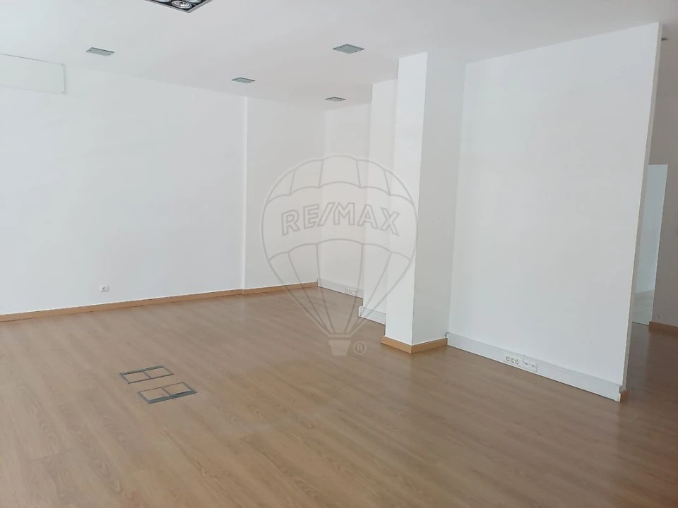 Loja para Venda em Sacavém e Prior Velho Foto 2