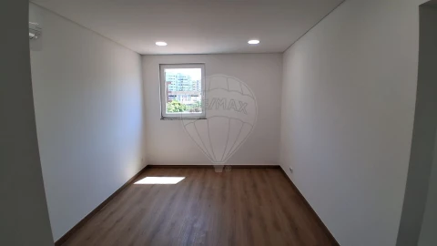 Apartamento T2 para Arrendamento em Mafamude e Vilar do Paraíso