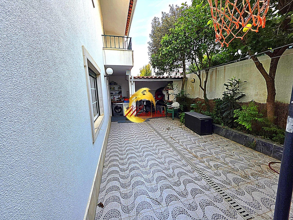 Moradia T4 para Venda em Rio de Mouro Foto 2