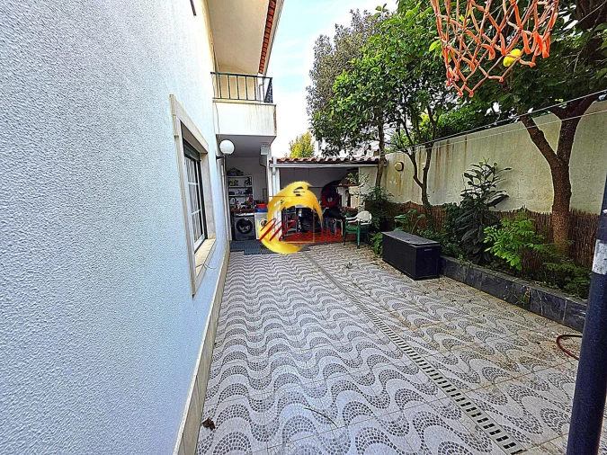 Moradia T4 para Venda em Rio de Mouro Foto 2