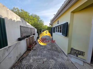 Moradia T5 para Venda em Rio de Mouro